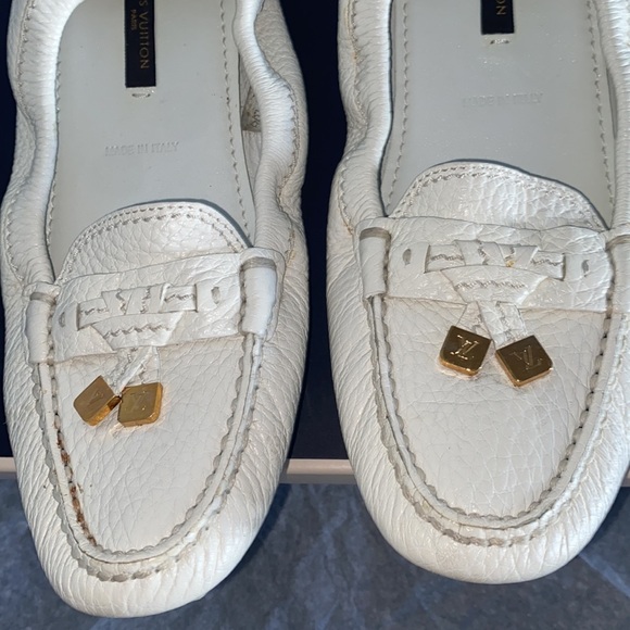 White leather Louis Vuitton moccasins with two gold tassels in the front. - Picture 3 of 12